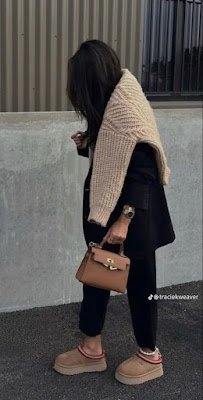 Surpreenda ao usar suas UGGs em um ambiente mais urbano, combinando-as com peças de alfaiataria. Uma opção é vestir uma calça de corte reto com uma blusa simples e um blazer estruturado, usando suas UGGs para adicionar um toque inesperado de descontração.