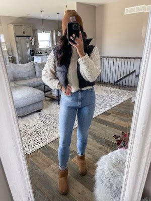 Combine suas UGGs com leggings ou jeans skinny para um look casual. Adicione um suéter oversized ou uma jaqueta estilo parka para um conjunto que é tanto prático quanto estiloso. Este look é perfeito para passeios casuais ou uma tarde relaxante com amigos.