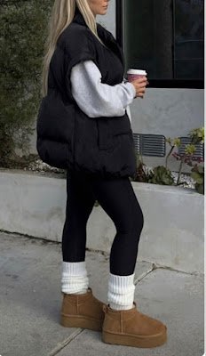 Combine suas UGGs com leggings ou jeans skinny para um look casual. Adicione um suéter oversized ou uma jaqueta estilo parka para um conjunto que é tanto prático quanto estiloso. Este look é perfeito para passeios casuais ou uma tarde relaxante com amigos.
