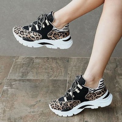 As tendências de calçados femininos para esta temporada refletem uma mistura intrigante de conforto, funcionalidade e um toque de audácia, trazendo ao primeiro plano designs que variam de estilos clássicos reinventados a inovações futurísticas.