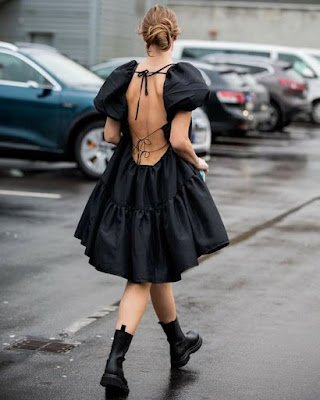 As tendências de calçados femininos para esta temporada refletem uma mistura intrigante de conforto, funcionalidade e um toque de audácia, trazendo ao primeiro plano designs que variam de estilos clássicos reinventados a inovações futurísticas.