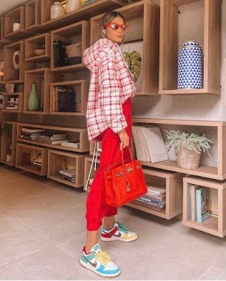 As tendências de calçados femininos para esta temporada refletem uma mistura intrigante de conforto, funcionalidade e um toque de audácia, trazendo ao primeiro plano designs que variam de estilos clássicos reinventados a inovações futurísticas.