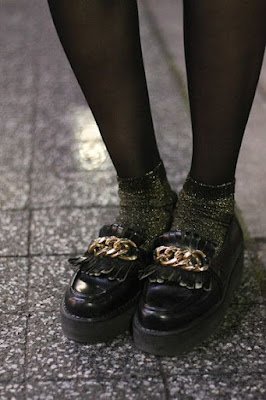 As tendências de calçados femininos para esta temporada refletem uma mistura intrigante de conforto, funcionalidade e um toque de audácia, trazendo ao primeiro plano designs que variam de estilos clássicos reinventados a inovações futurísticas.