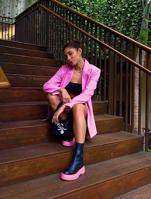 As tendências de calçados femininos para esta temporada refletem uma mistura intrigante de conforto, funcionalidade e um toque de audácia, trazendo ao primeiro plano designs que variam de estilos clássicos reinventados a inovações futurísticas.