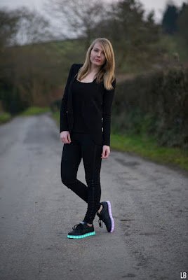 As tendências de calçados femininos para esta temporada refletem uma mistura intrigante de conforto, funcionalidade e um toque de audácia, trazendo ao primeiro plano designs que variam de estilos clássicos reinventados a inovações futurísticas.