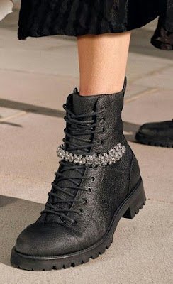 As tendências de calçados femininos para esta temporada refletem uma mistura intrigante de conforto, funcionalidade e um toque de audácia, trazendo ao primeiro plano designs que variam de estilos clássicos reinventados a inovações futurísticas.