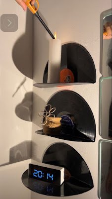 No universo do design de interiores, a nostalgia e a originalidade andam de mãos dadas, forjando espaços únicos e repletos de personalidade. Dentre os elementos mais desejados para adicionar um charme retrô e artístico ao lar, destacam-se os discos de vinil. Estes itens, além de versáteis e estilosos, carregam consigo uma rica história, podendo ser transformados em autênticas obras de arte e peças decorativas.