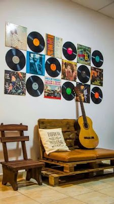 No universo do design de interiores, a nostalgia e a originalidade andam de mãos dadas, forjando espaços únicos e repletos de personalidade. Dentre os elementos mais desejados para adicionar um charme retrô e artístico ao lar, destacam-se os discos de vinil. Estes itens, além de versáteis e estilosos, carregam consigo uma rica história, podendo ser transformados em autênticas obras de arte e peças decorativas.