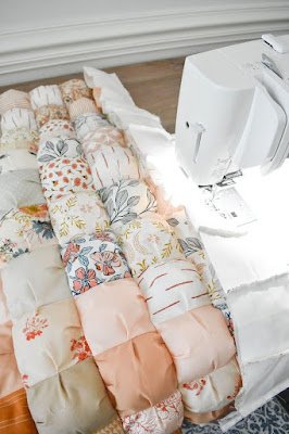 Patchwork: Uma Colcha de Memórias O patchwork é uma técnica encantadora que nos permite criar algo completamente novo e único a partir de retalhos. Por que não pegar aquelas camisetas velhas, com estampas que trazem memórias, e transformá-las em uma colcha colorida? Além de ser uma maneira maravilhosa de preservar momentos especiais, você acabará com um item super exclusivo e personalizado. E o melhor de tudo: é mais fácil do que parece! Você só precisa de tesoura, linha, agulha e muita imaginação