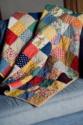 Patchwork: Uma Colcha de Memórias O patchwork é uma técnica encantadora que nos permite criar algo completamente novo e único a partir de retalhos. Por que não pegar aquelas camisetas velhas, com estampas que trazem memórias, e transformá-las em uma colcha colorida? Além de ser uma maneira maravilhosa de preservar momentos especiais, você acabará com um item super exclusivo e personalizado. E o melhor de tudo: é mais fácil do que parece! Você só precisa de tesoura, linha, agulha e muita imaginação