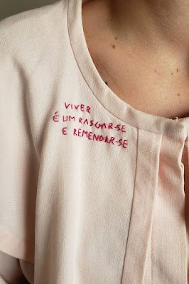 Bordado: Personalize com Arte O bordado pode revitalizar qualquer peça de roupa. Pegue uma jaqueta jeans que já viu dias melhores e adicione alguns bordados à mão — flores, frases inspiradoras ou qualquer desenho que fale ao seu coração. Essa personalização não só traz um estilo único para a peça, como também é uma ótima maneira de relaxar e praticar a atenção plena.