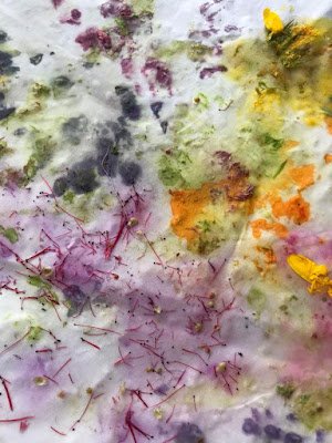 Tie-Dye Natural: Renove com Cores O tie-dye está de volta e com uma pegada sustentável. Experimente técnicas naturais usando pigmentos feitos de ingredientes como beterraba, açafrão e até folhas de espinafre para dar um toque de cor. Cada peça tingida é única, garantindo que seu trabalho seja realmente original. Além disso, você estará evitando o uso de corantes químicos, que podem ser prejudiciais ao ambiente.