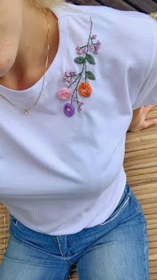 Bordado: Personalize com Arte O bordado pode revitalizar qualquer peça de roupa. Pegue uma jaqueta jeans que já viu dias melhores e adicione alguns bordados à mão — flores, frases inspiradoras ou qualquer desenho que fale ao seu coração. Essa personalização não só traz um estilo único para a peça, como também é uma ótima maneira de relaxar e praticar a atenção plena.