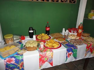 A decoração sustentável para festas juninas é uma maneira maravilhosa de celebrar essa tradição com consciência ambiental. Ao optar por materiais reutilizáveis, naturais e reciclados, você cria um ambiente único, acolhedor e amigo do meio ambiente. Inspire-se nessas ideias e faça da sua festa junina um evento inesquecível e sustentável!