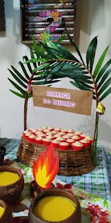 A decoração sustentável para festas juninas é uma maneira maravilhosa de celebrar essa tradição com consciência ambiental. Ao optar por materiais reutilizáveis, naturais e reciclados, você cria um ambiente único, acolhedor e amigo do meio ambiente. Inspire-se nessas ideias e faça da sua festa junina um evento inesquecível e sustentável!