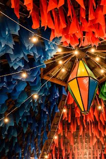 A decoração sustentável para festas juninas é uma maneira maravilhosa de celebrar essa tradição com consciência ambiental. Ao optar por materiais reutilizáveis, naturais e reciclados, você cria um ambiente único, acolhedor e amigo do meio ambiente. Inspire-se nessas ideias e faça da sua festa junina um evento inesquecível e sustentável!