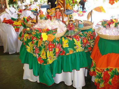 A decoração sustentável para festas juninas é uma maneira maravilhosa de celebrar essa tradição com consciência ambiental. Ao optar por materiais reutilizáveis, naturais e reciclados, você cria um ambiente único, acolhedor e amigo do meio ambiente. Inspire-se nessas ideias e faça da sua festa junina um evento inesquecível e sustentável!