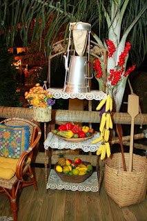 A decoração sustentável para festas juninas é uma maneira maravilhosa de celebrar essa tradição com consciência ambiental. Ao optar por materiais reutilizáveis, naturais e reciclados, você cria um ambiente único, acolhedor e amigo do meio ambiente. Inspire-se nessas ideias e faça da sua festa junina um evento inesquecível e sustentável!