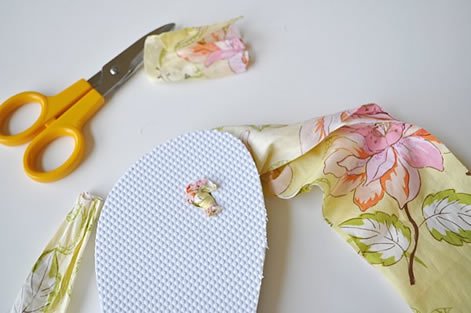 Passe o tecido no furo da frente