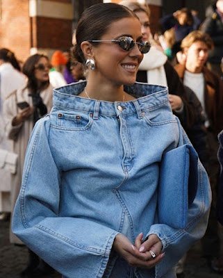 Com um pouco de criatividade e habilidade manual, é possível transformar roupas básicas em peças autênticas e cheias de personalidade.