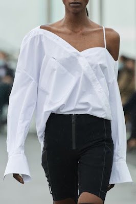 Com um pouco de criatividade e habilidade manual, é possível transformar roupas básicas em peças autênticas e cheias de personalidade.