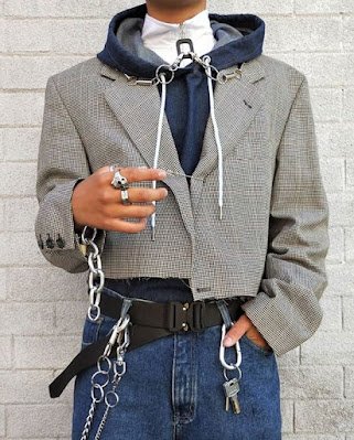 Com um pouco de criatividade e habilidade manual, é possível transformar roupas básicas em peças autênticas e cheias de personalidade.