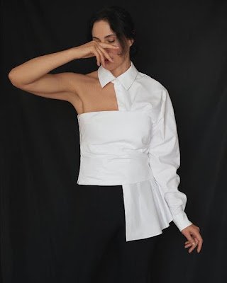 Com um pouco de criatividade e habilidade manual, é possível transformar roupas básicas em peças autênticas e cheias de personalidade.