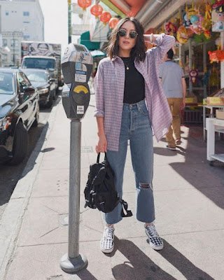 Na hora de compor o seu look para ir à escola ou faculdade opte por peças com tecidos leves e confortáveis, como o algodão. Evite tecido sintéticos ou roupas que sejam muito apertadas.