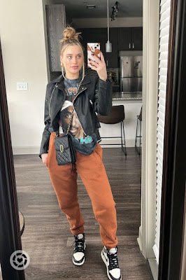 Na hora de compor o seu look para ir à escola ou faculdade opte por peças com tecidos leves e confortáveis, como o algodão. Evite tecido sintéticos ou roupas que sejam muito apertadas.