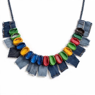 imagem 8k de um colar feito de tampinhas de garrafa e retalhos de jeans