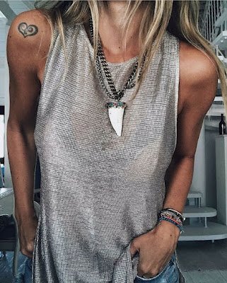 Se joga no glamour, amiga! Os tecidos metalizados estão com tudo. Vestidos dourados, prateados e até mesmo em tons mais ousados, como cobre e bronze, vão fazer você brilhar literalmente. Que tal ser a própria estrela da festa?