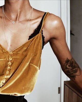 Quer lacrar no estilo e ainda se sentir super confortável? O veludo é a aposta certa! Vestidos, macacões e até mesmo conjuntos de veludo vão te deixar incrível e pronta para arrasar na pista de dança.