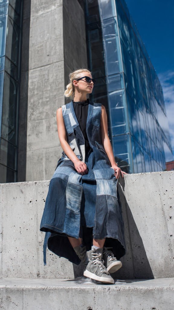 Saia jeans transformada em colete moderno, sobreposição criativa para looks urbanos sustentáveis